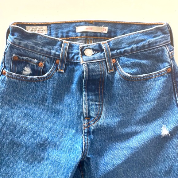 Women’s Levi’s Wedgie Straight with Frayed Hem and Button Fly - Picture 3 of 4